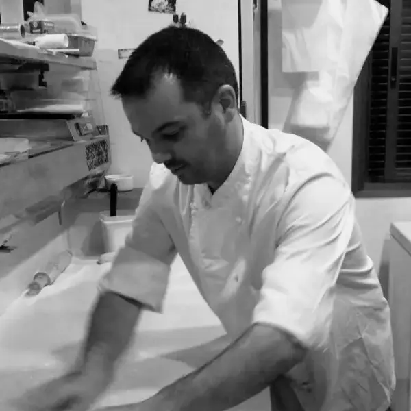 Luca, il capo de La Capricciosa, trabajando la masa