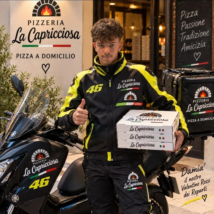Damià, repartidor de La Capricciosa, junto a la moto de reparto